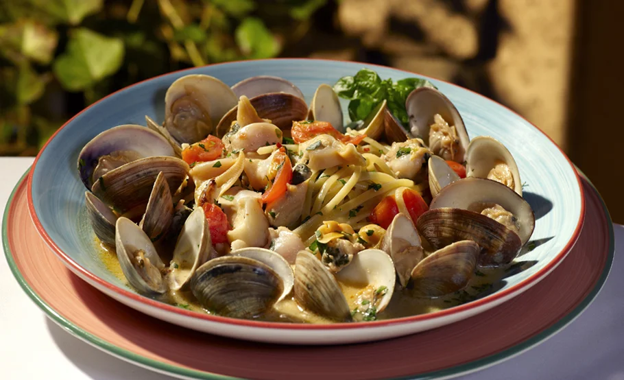 Linguini with white clam sauce